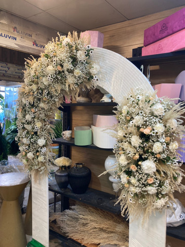 گل آرایی بکگراند و جایگاه عروس با گلهای طبیعی متناسب برای روز های خاص