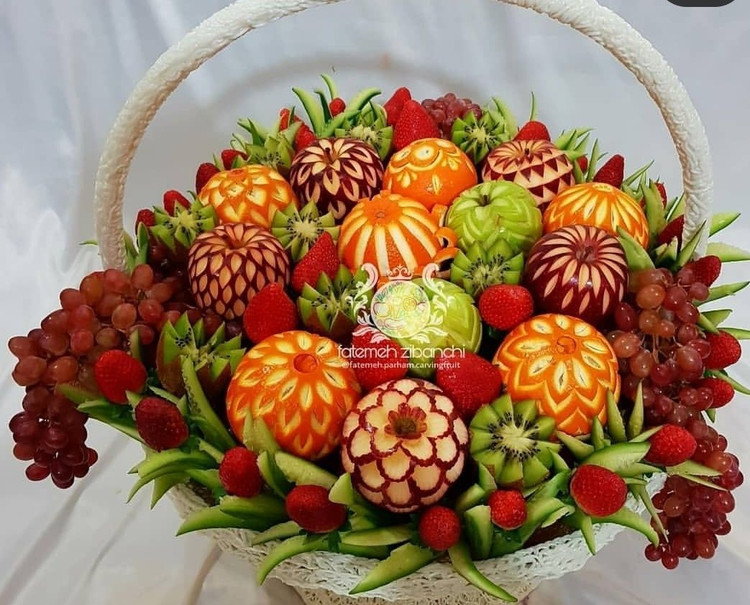 حکاکی انواع میوه مخصوص شب یلدا عروس